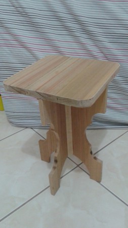 BANQUETA EM PINHEIRO